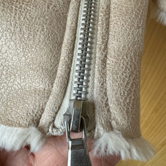 Faux Shearling and ultra suede Moto jacket. Women’s size 6-8 or juniors Large - Picture 8 of 10